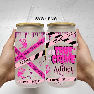 Puede incluir: Dos vasos de pl&aacute;stico transparentes con dise&ntilde;os de cinta de escena del crimen rosa y negra. Un vaso tiene el texto "True Crime Addict" en letras rosas. Ambos vasos tienen una tapa de madera y una pajita.