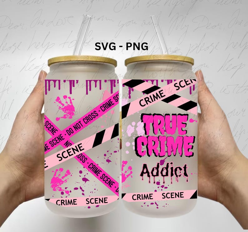 Puede incluir: Dos vasos de pl&aacute;stico transparentes con dise&ntilde;os de cinta de escena del crimen rosa y negra. Un vaso tiene el texto "True Crime Addict" en letras rosas. Ambos vasos tienen una tapa de madera y una pajita.