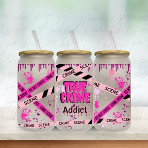 Puede incluir: Tres vasos de pl&aacute;stico transparentes con dise&ntilde;os de cinta de escena del crimen en rosa y negro. El vaso del centro tiene el texto "True Crime Addict" en letras rosa y negro.