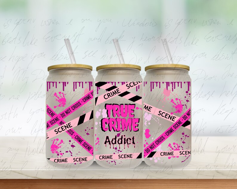 Puede incluir: Tres vasos de pl&aacute;stico transparentes con dise&ntilde;os de cinta de escena del crimen en rosa y negro. El vaso del centro tiene el texto "True Crime Addict" en letras rosa y negro.