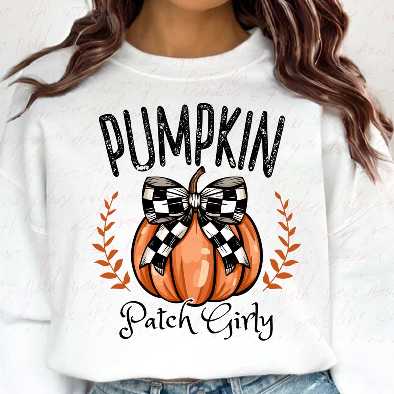 K&ouml;nnte beinhalten: Wei&szlig;es Sweatshirt mit einem schwarzen und orangefarbenen K&uuml;rbis-Motiv. Der K&uuml;rbis hat eine schwarz-wei&szlig;e karierte Schleife und der Text "Pumpkin Patch Girly" befindet sich unter dem K&uuml;rbis.