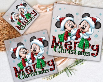 Puede incluir: Transferencias DTF con Mickey y Minnie Mouse con gorros de Papá Noel y bufandas a cuadros. Las palabras "Merry Christmas" están en una fuente a cuadros. Las transferencias están listas para planchar.