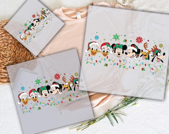 Puede incluir: Un conjunto de transferencias para planchar con un diseño navideño con Mickey Mouse, Minnie Mouse, Donald Duck, Goofy y Pluto. El diseño incluye una cadena de luces y copos de nieve. Las transferencias están listas para planchar sobre tela.