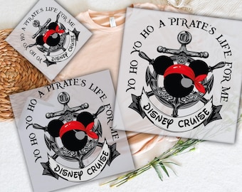 Könnte beinhalten: Ein weißes T-Shirt mit einem schwarz-weißen Design eines Mickey Mouse-Kopfes mit einem Anker und dem Text "Yo Ho Yo Ho A Pirate's Life For Me Disney Cruise".