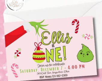 Op de afbeelding: Een roze uitnodigingskaart met de tekst "Ellis is ONE!" en kerstthema graphics. De kaart bevat details voor een viering op zaterdag 7 december om 16:00 uur, met een RSVP contact.