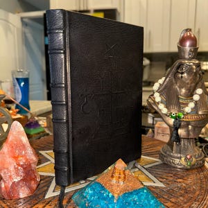Liber Falxifer Vol I The Book of the Left Handed Reaper Deluxe, leergebonden editie met bonusboekje en gebedskaart Uiterst ZELDZAAM! 30/4.