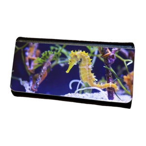 Cartera para mujer con diseño de caballito de mar y tres pliegues