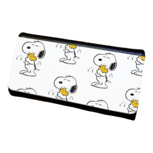 Cartera de mujer de tres pliegues con diseño de perro de dibujos animados y pájaro amarillo abrazado