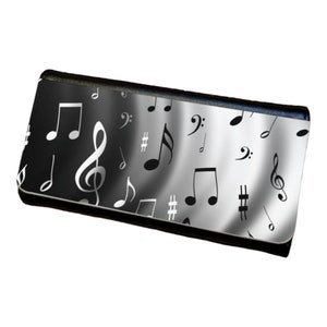 Cartera para mujer con diseño en blanco y negro de notas musicales