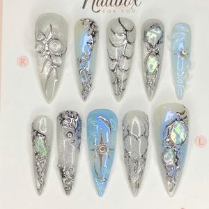 Paznokcie w kolorze kociego oka: brokatowy chrom, muszla abalone, srebrna sztuka 3D