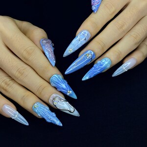 Blue Jellyfish Mermaid Press On Nails – 3D Ocean Theme Nail Art with Iridescent Bubbles, Glitter, Starfish, Summer Beach Nail Design.