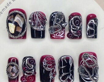 Uñas postizas modernas en negro y rojo: cadenas cromadas plateadas, arte rupestre gótico 3D