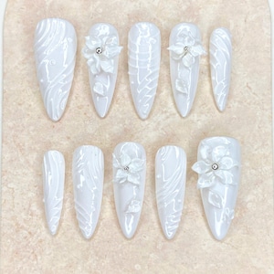 3D Floral Press On Nails: elegante witte handgemaakte nailart