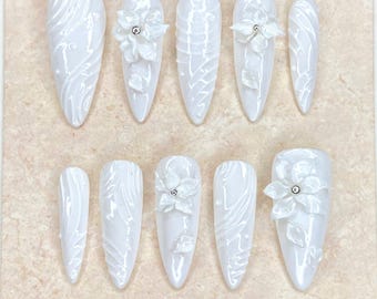Presse florale 3D sur les ongles : élégant nail art blanc fait main