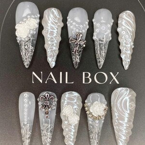 Unghie finte bianche fatte a mano: accenti 3D rosa, perla e argento