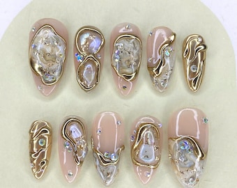 Uñas de concha de mar 3D de lujo: incrustación de concha iridiscente con detalles dorados