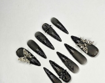 Uñas postizas góticas negras hechas a mano con diseño de mariposa oscura