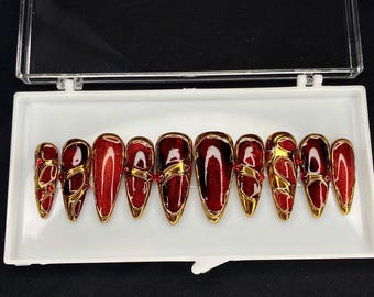 Uñas postizas estilo ojo de gato rojo: detalles de gemas doradas, hechas a mano
