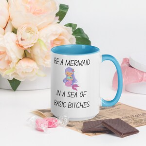"Lustige 15-Unzen-Tasse - ""In a Sea of Basic Bitches, Be a Mermaid"" - Farbe innen - Einzigartiges Geschenk für Freunde, Meerjungfrau-Liebhaber & Kaffee-Enthusiasten."