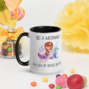 "Lustige 15-Unzen-Tasse - ""In a Sea of Basic Bitches, Be a Mermaid"" - Farbe innen - Einzigartiges Geschenk für Freunde, Meerjungfrau-Liebhaber & Kaffee-Enthusiasten."