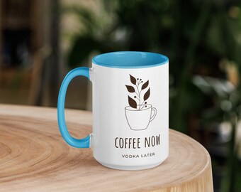 Taza de broma divertida con color en el interior: primero el café y luego el vodka