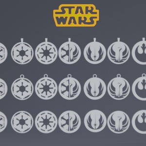 Może przedstawiać: Zestaw 24 zawieszek w stylu Star Wars, przedstawiających symbole Rebelii i Imperium. Zawieszki są wykonane z metalu i mają srebrny kolor. Zawieszki są ułożone w trzy rzędy po osiem, z logo Star Wars na górze.