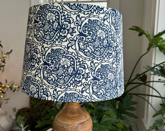 Lampe avec pied en bois et abat-jour à motifs floraux bleus et blancs