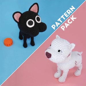 Peut inclure: Pack de patrons de crochet pour deux jouets en amigurumi en forme de chien. Un chien noir avec des oreilles roses et des yeux blancs. Un chien blanc avec des oreilles roses et un nez brun. Le pack de patrons est intitulé "PATTERN PACK".
