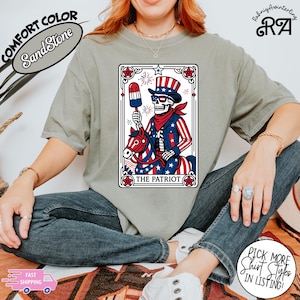 Carte de tarot squelette Comfort Colors® The Patriot America T-shirt 4 juillet, Skellies 4 juillet, chemise drapeau américain, chemise étoiles et rayures