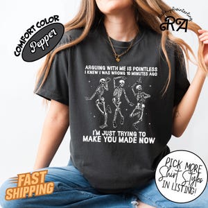 おもしろスケルトンハロウィンTシャツ | 「私と議論しても無駄」グラフィックTシャツ | レトロな皮肉な名言Tシャツ | Comfort Colors® スプーキーシーズンTシャツ