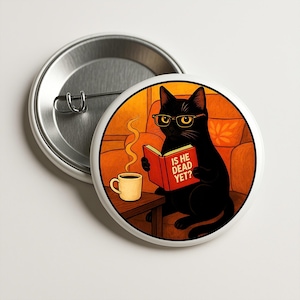 Könnte beinhalten: Eine schwarze Katze mit Brille sitzt auf einem Stuhl mit einem roten Buch, auf dem "Is He Dead Yet?" steht. Die Katze hält eine Tasse Kaffee in der Pfote.