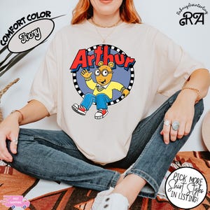 T-shirt Arthur non consumata con logo Arthur che ondeggia, maglietta per il ritorno a scuola, PBS Arthur, maglietta PBS, maglietta Arthur, maglietta per bambini, maglietta nostalgica
