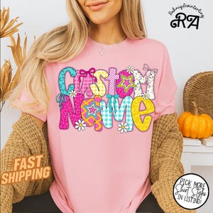 女の子用カスタムネームシャツ、名前入り新学期シャツ、かわいいパーソナライズTシャツ、名前入りTシャツ幼児向けギフト、女の子用カスタムシャツ