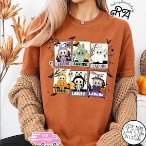 Maglietta con carta dei tarocchi della bambola mostro Comfort Colors®, maglietta Labubu di Halloween, maglietta stagione spettrale, maglietta bambola mostro, regalo per Halloween, bambola per bambini
