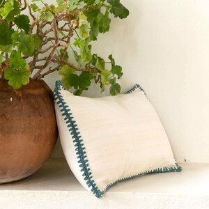 Federa per cuscino in cotone fatta a mano, fodera bianca con delicato ricamo blu, piccolo cuscino da meditazione 42 x 33 cm, traspirante ed elegante.