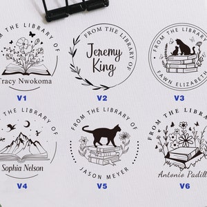 K&ouml;nnte beinhalten: Sechs verschiedene Designs f&uuml;r einen runden Stempel aus Gummi mit einem Buch mit verschiedenen Illustrationen. Die Designs beinhalten ein Buch mit Blumen, ein Buch mit einem Berg, ein Buch mit einer Katze, ein Buch mit einer Katze, ein Buch mit Blumen und ein Buch mit Blumen. Jeder Stempel enth&auml;lt den Text "From the Library of" und einen Namen.