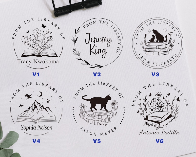 K&ouml;nnte beinhalten: Sechs verschiedene Designs f&uuml;r einen runden Stempel aus Gummi mit einem Buch mit verschiedenen Illustrationen. Die Designs beinhalten ein Buch mit Blumen, ein Buch mit einem Berg, ein Buch mit einer Katze, ein Buch mit einer Katze, ein Buch mit Blumen und ein Buch mit Blumen. Jeder Stempel enth&auml;lt den Text "From the Library of" und einen Namen.