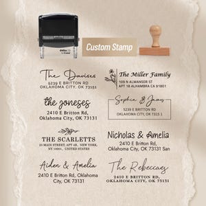 Può includere: Un timbro autoinchiostrante nero e un timbro in legno sono mostrati con esempi di timbri indirizzo personalizzati. Il testo "Custom Stamp" è sopra gli esempi. Gli esempi includono nomi e indirizzi.