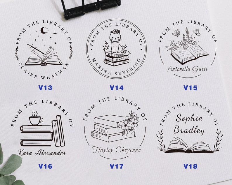 K&ouml;nnte beinhalten: Acht verschiedene Exlibris-Designs mit dem Text "Aus der Bibliothek von" und einem personalisierten Namen. Die Designs beinhalten ein Schwert, eine Katze, Blumen, eine Tasse Tee, einen Stapel B&uuml;cher und einen Kranz.