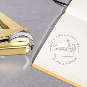 Relevo de livro personalizado/Da biblioteca de/Relevo de livro/Carimbo de livro de biblioteca personalizado/Presentes para amantes de livros