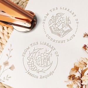 Personalisierter Buchpräger / Benutzerdefiniert Aus der Bibliothek des Buches Stempel / Bibliothek Prägestempel / Ex Libris Prägestempel / Geschenke für Buchliebhaber / Geschenk zum Abschluss