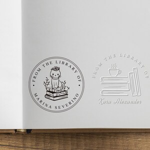 K&ouml;nnte beinhalten: Ein wei&szlig;er Hintergrund mit zwei schwarzen und wei&szlig;en Stempeln. Der erste Stempel sagt "From the Library of Marina Severino" und zeigt eine Katze, die auf einem Stapel B&uuml;cher sitzt. Der zweite Stempel sagt "From the Library of Kara Alexander" und zeigt eine Tasse Kaffee und einen Stapel B&uuml;cher.