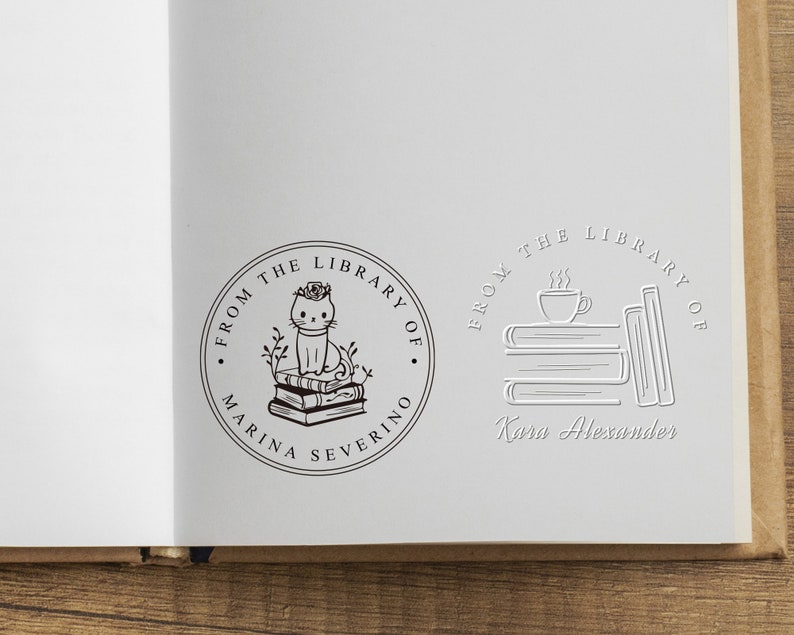K&ouml;nnte beinhalten: Ein wei&szlig;er Hintergrund mit zwei schwarzen und wei&szlig;en Stempeln. Der erste Stempel sagt "From the Library of Marina Severino" und zeigt eine Katze, die auf einem Stapel B&uuml;cher sitzt. Der zweite Stempel sagt "From the Library of Kara Alexander" und zeigt eine Tasse Kaffee und einen Stapel B&uuml;cher.