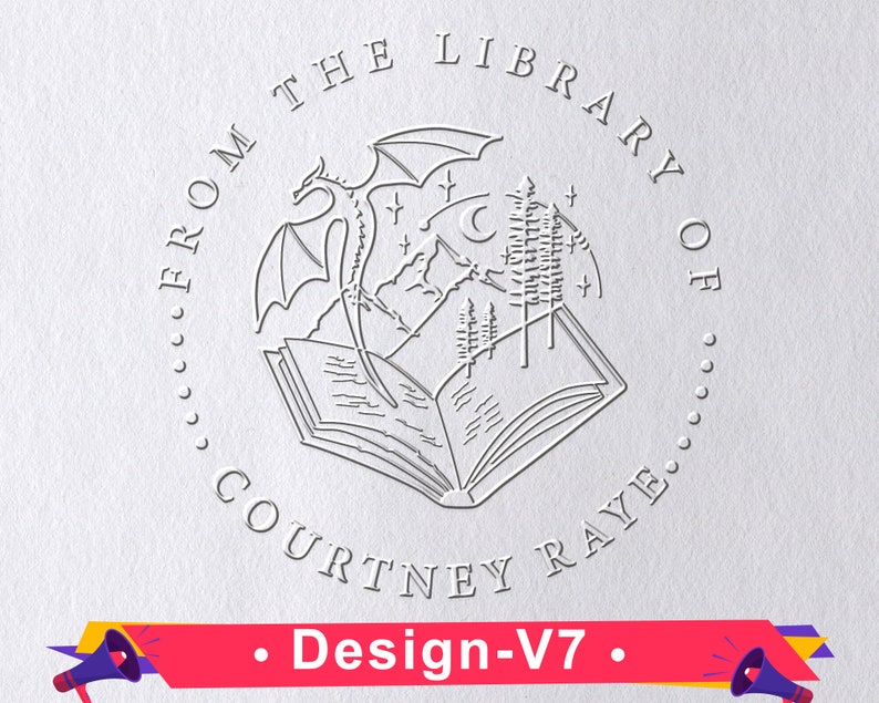 K&ouml;nnte beinhalten: Eine Schwarzwei&szlig;illustration eines Buches mit einem dar&uuml;ber fliegenden Drachen. Das Buch ist ge&ouml;ffnet und zeigt im Inneren eine Bergkette und B&auml;ume. Der Text um das Buch herum lautet "From the Library of Courtney Raye."