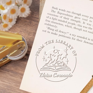 Personalisierter Buchpräger / Benutzerdefiniert Aus der Bibliothek des Buches Stempel / Bibliothek Prägestempel / Ex Libris Prägestempel / Geschenke für Buchliebhaber / Geschenk zum Abschluss