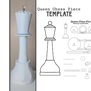 Op de afbeelding: Een grote, witte koningin schaakstuk met een heldere, decoratieve top. De afbeelding bevat ook een sjabloon met instructies en diagrammen voor het maken van het schaakstuk. Tekst op de sjabloon luidt "Queen Chess Piece TEMPLATE" en "Made by LaniNoodles."