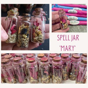 Könnte beinhalten: Eine Sammlung kleiner Glasflaschen, gefüllt mit getrockneten Blumen und Kräutern, versiegelt mit rosa Wachs. Die Flaschen sind mit "Spell Jar 'Mary'" beschriftet.