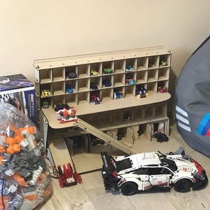 パーソナライズされた木製おもちゃガレージ • モンテッソーリホットウィールオーガナイザー • 男の子向けのカスタムカーパーキングギフト 1:64