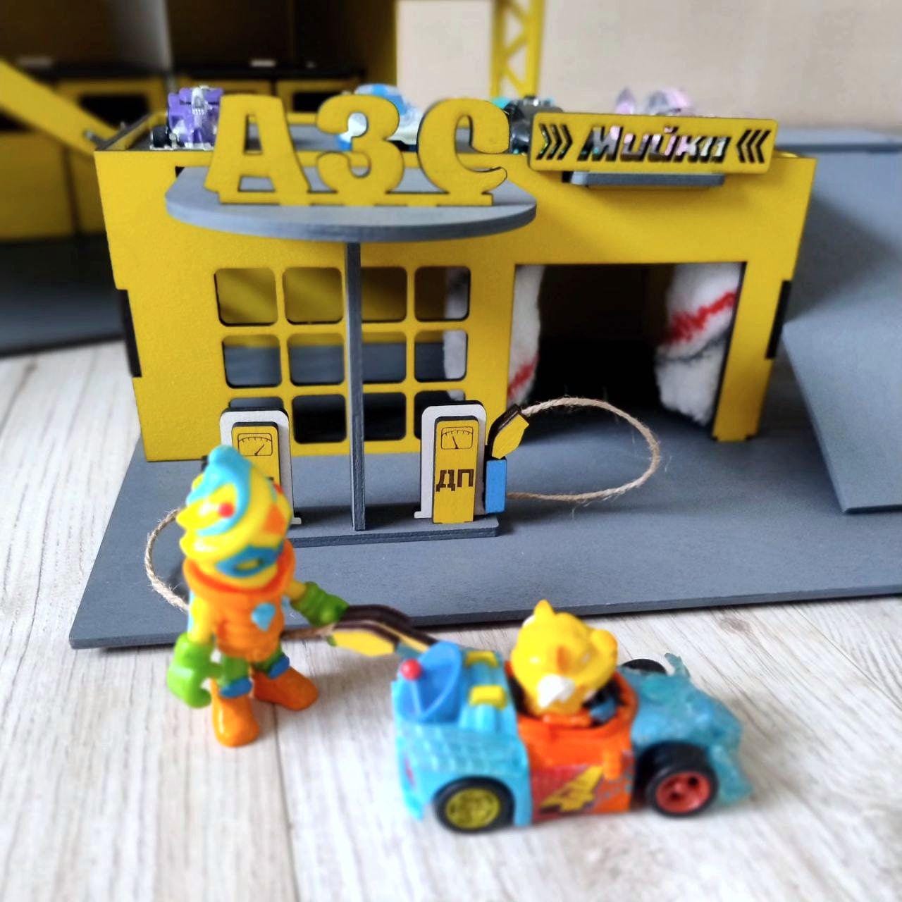 Personalized Toy Car Garage With Car Wash - 1/32 Scale Diecast