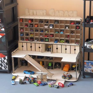 道路標識付き木製おもちゃの車ガレージ | 4～6 歳の男の子向けのパーソナライズされたギフト |マッチボックスカーズ用モンテッソーリオーガナイザー